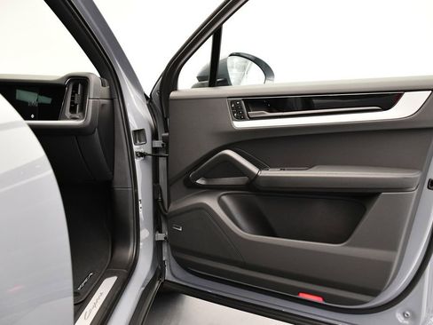 Certified 2025 Porsche Cayenne image 46