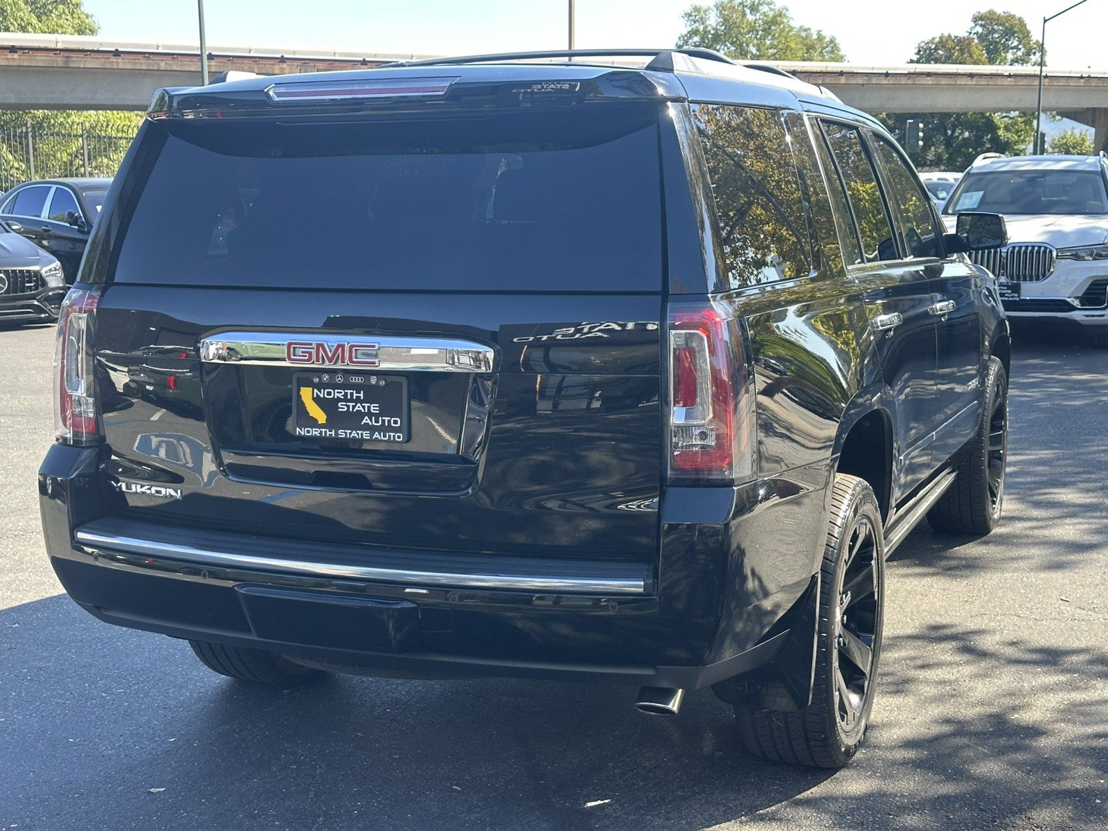 Used 2015 GMC Yukon Denali w/ Premium Package AWD/4WD image 9