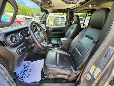 Used 2019 Jeep Wrangler Unlimited Sahara AWD/4WD image 15