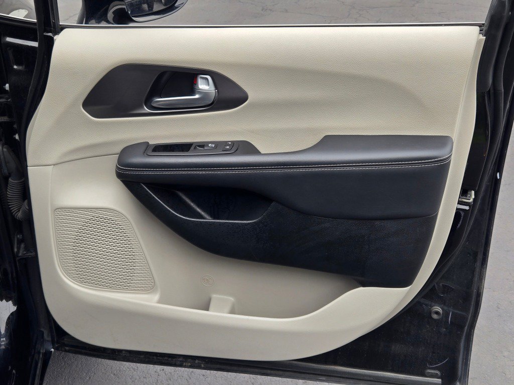 Used 2024 Chrysler Pacifica Touring-L FWD image 5
