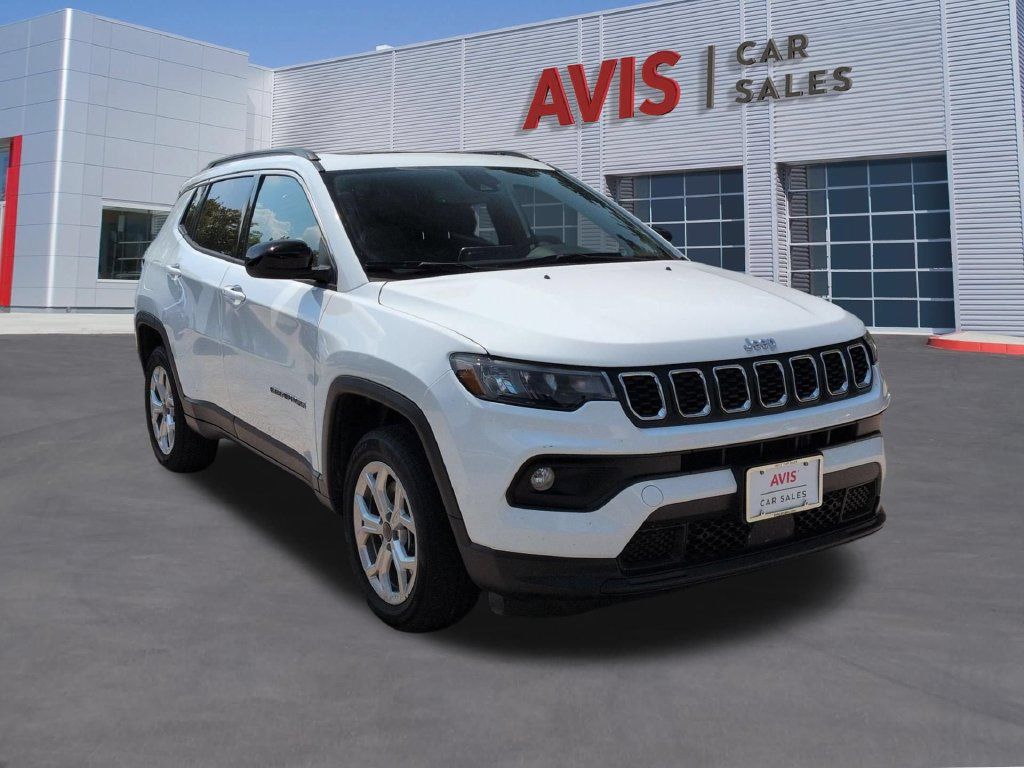 Used 2025 Jeep Compass Latitude w/ Sun & Sound Group AWD/4WD image 3