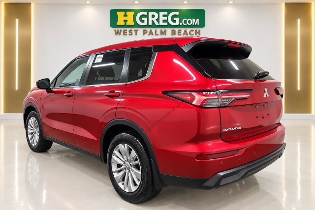 Used 2026 Mitsubishi Outlander ES FWD image 2