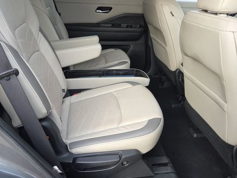 Used 2022 Nissan Pathfinder Platinum w/ Cargo Package FWD image 19