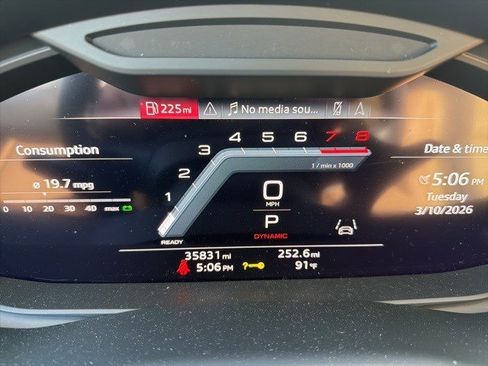 Used 2023 Audi Q8 Premium image 14