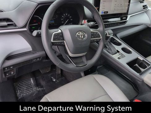 Certified 2025 Toyota Sienna XLE FWD image 12