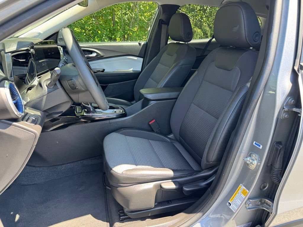 Used 2025 Chevrolet Trax LT FWD image 10