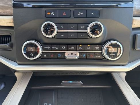 Used 2024 Ford Expedition Limited AWD/4WD image 19