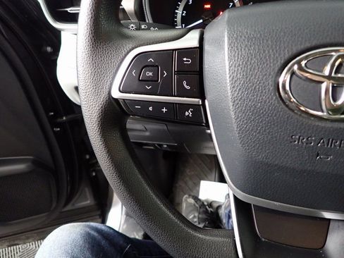 Used 2023 Toyota Highlander L FWD image 25
