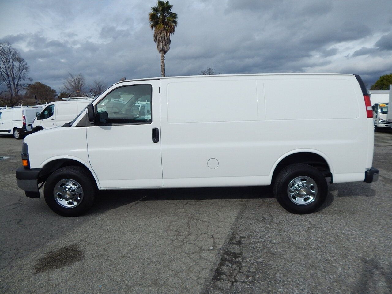 Used 2024 Chevrolet Express 2500 w/ Driver Convenience Package RWD image 5
