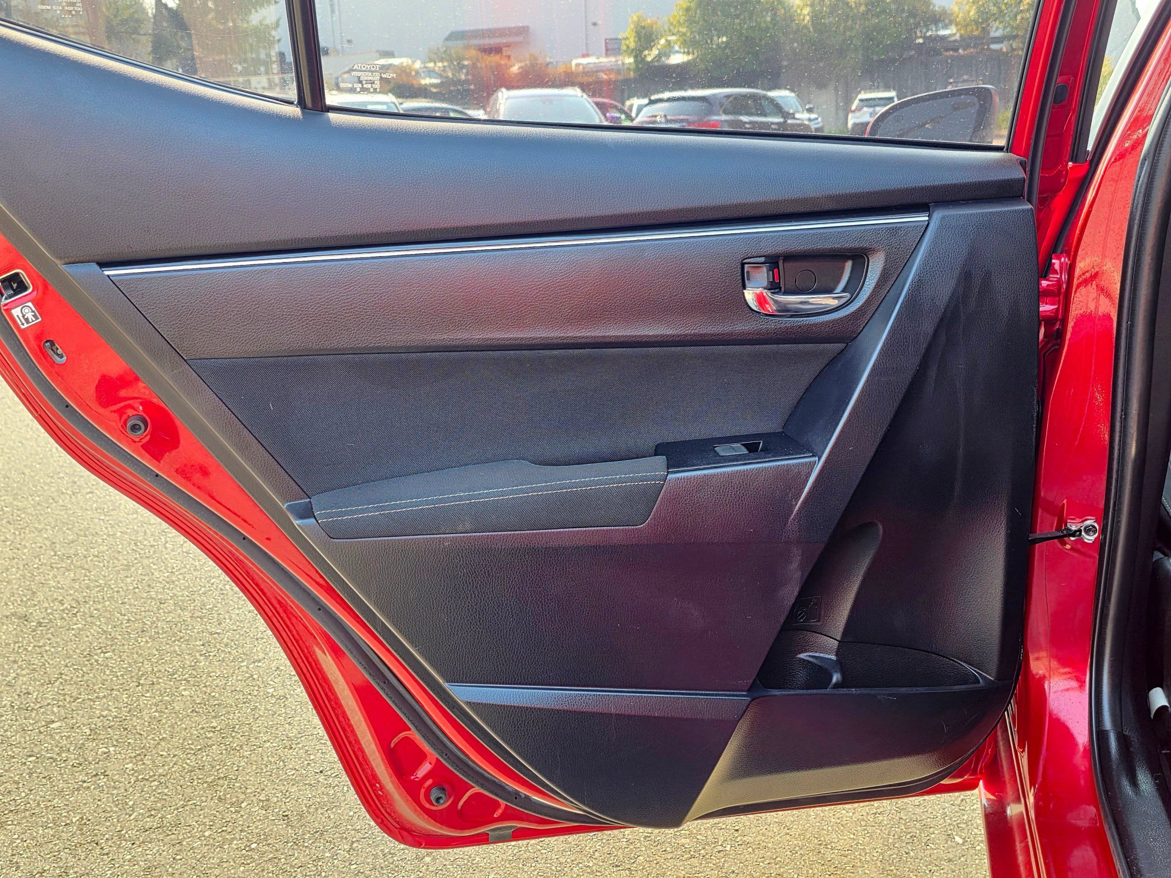 Used 2017 Toyota Corolla LE w/ Carpet Mat Package (TMS) FWD image 44