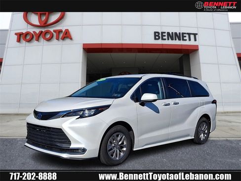 Certified 2024 Toyota Sienna XLE image 1