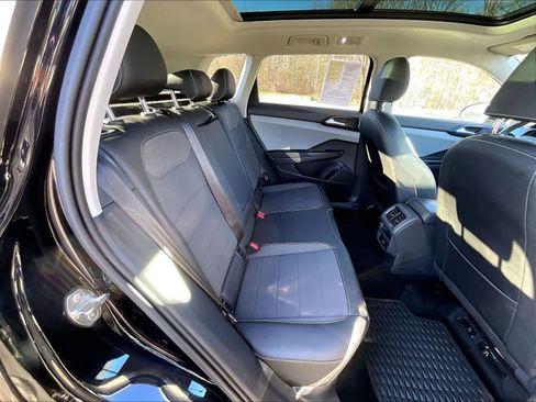 Used 2022 Volkswagen Taos SE w/ Panoramic Sunroof Package image 16