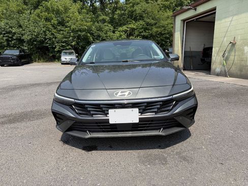 Used 2024 Hyundai Elantra Limited FWD image 2