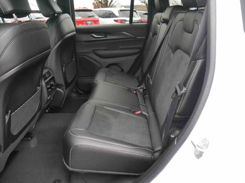 New 2025 Jeep Grand Cherokee Altitude image 13