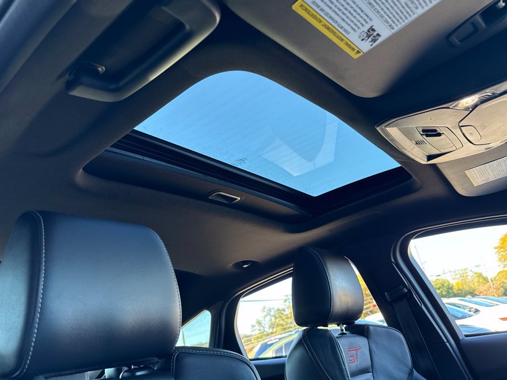Used 2017 Ford Focus ST w/ Equipment Group 402A FWD image 11