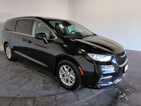 Used 2023 Chrysler Pacifica Touring-L image 4