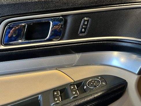 Used 2016 Ford Explorer XLT w/ Equipment Group 202A image 18