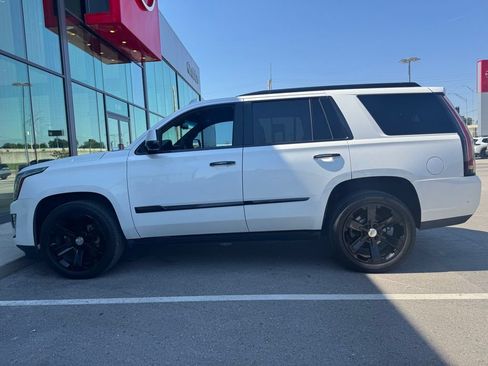 Used 2018 Cadillac Escalade Platinum AWD/4WD image 2