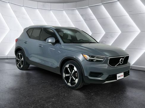 Used 2020 Volvo XC40 T5 Momentum AWD/4WD image 1