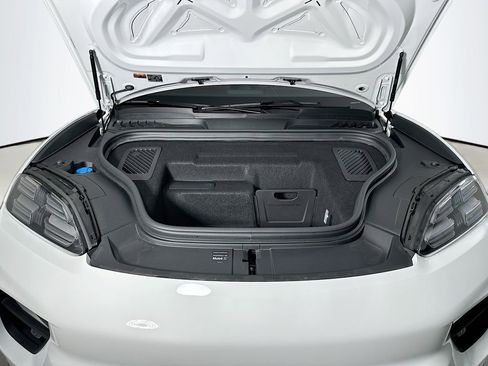 New 2026 Porsche Macan Electric image 33