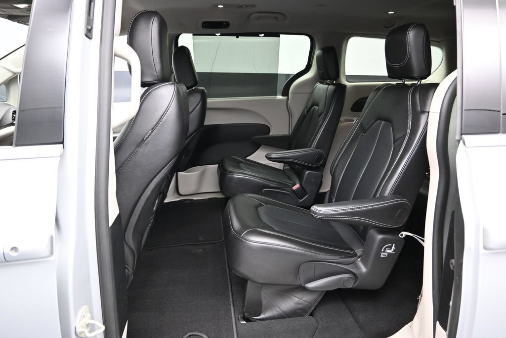 Used 2024 Chrysler Pacifica Touring-L FWD image 19