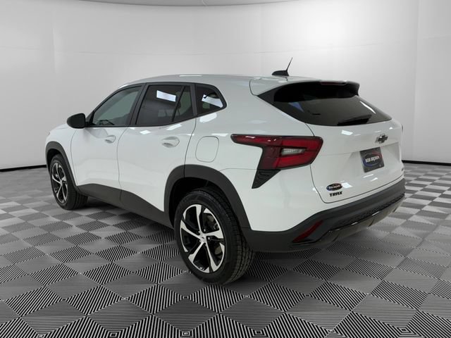 Used 2024 Chevrolet Trax RS w/ Sunroof Package FWD image 3