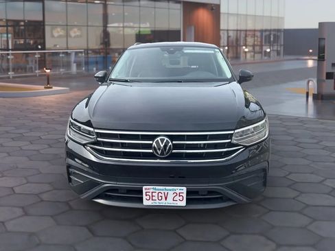 Used 2024 Volkswagen Tiguan SE image 1