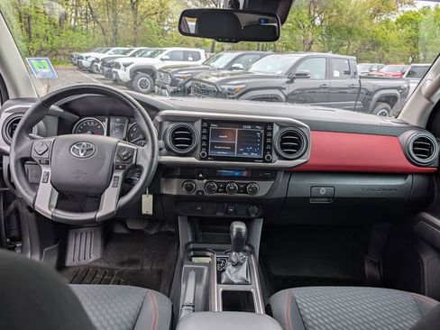 Certified 2022 Toyota Tacoma SR5 AWD/4WD image 20