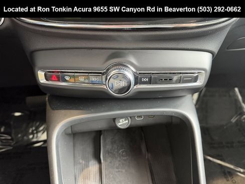 Used 2024 Volvo XC40 B5 Core image 25