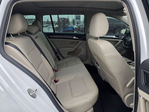 Used 2018 Volkswagen Golf SE image 22