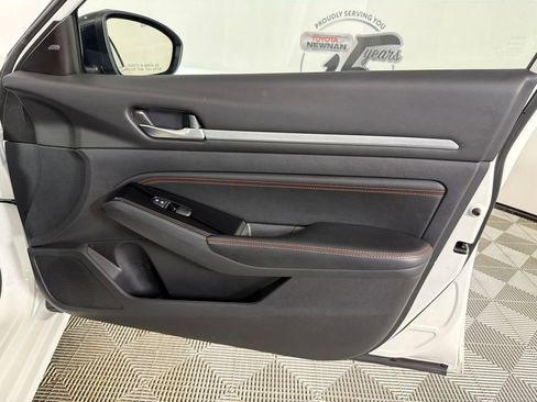 Used 2023 Nissan Altima 2.5 SR FWD image 14