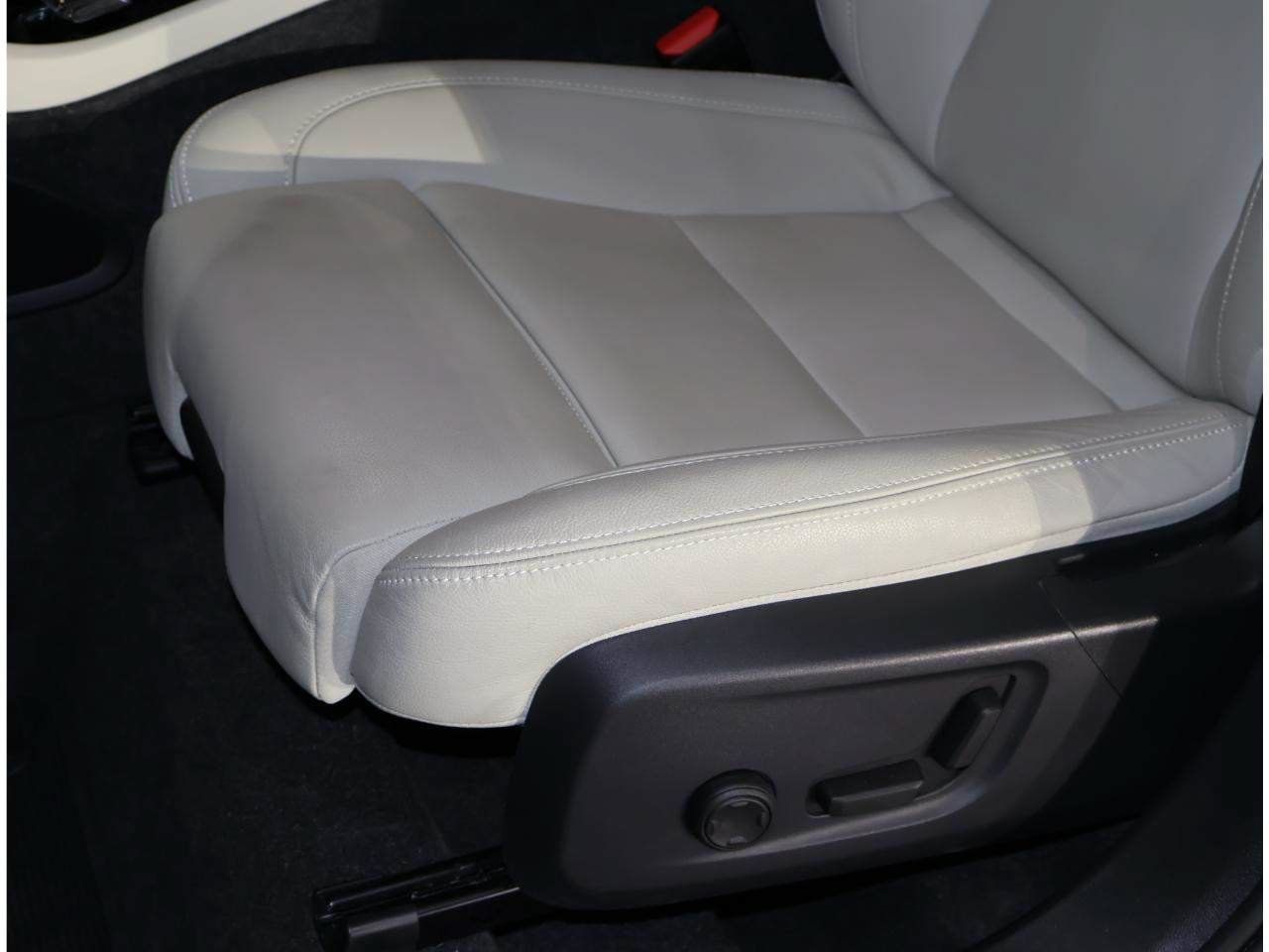 Used 2025 Volvo XC40 B5 Plus w/ Protection Package Premier AWD/4WD image 14