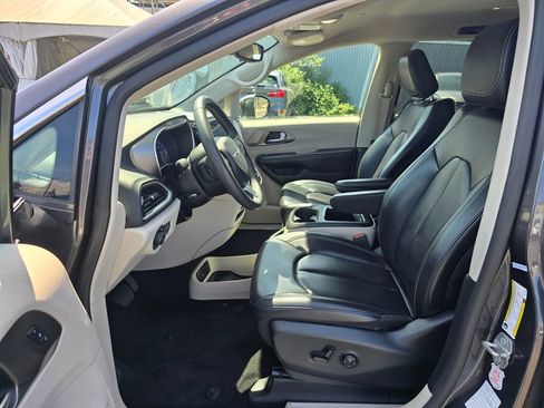 Used 2023 Chrysler Pacifica Touring-L FWD image 19