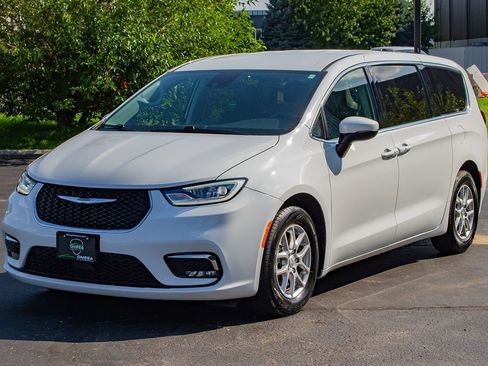 Used 2023 Chrysler Pacifica Touring-L FWD image 3