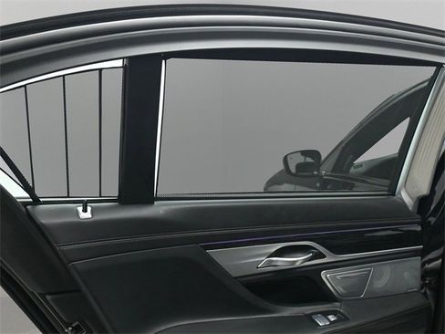 Used 2021 BMW 750i xDrive w/ Executive Package image 13