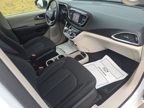 Used 2023 Chrysler Voyager LX image 32