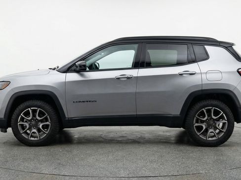 Used 2025 Jeep Compass Trailhawk AWD/4WD image 5
