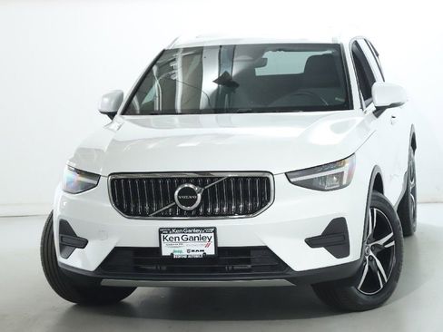 Used 2024 Volvo XC40 B5 Core image 3