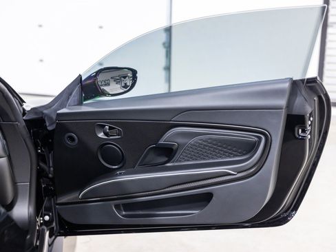 Used 2022 Aston Martin DBS Superleggera RWD image 31