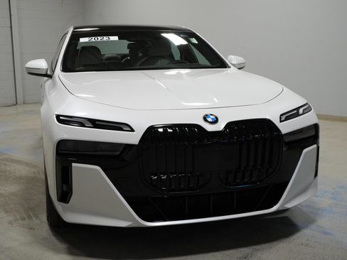 Used 2023 BMW 760i xDrive w/ Luxury Rear Seating Package AWD/4WD image 18