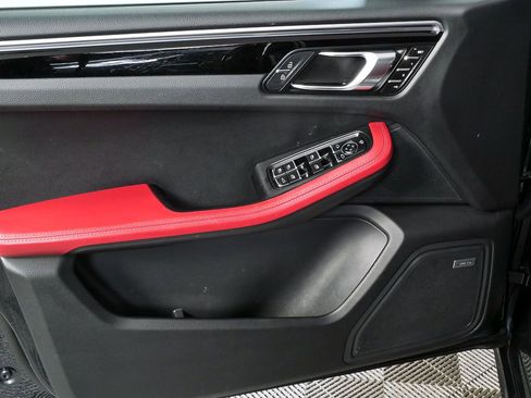 Certified 2024 Porsche Macan image 6