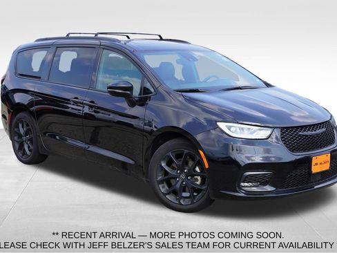 Certified 2025 Chrysler Pacifica Limited FWD image 1