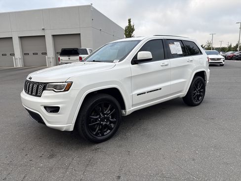 Used 2022 Jeep Grand Cherokee Laredo X AWD/4WD image 5