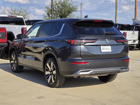 New 2025 Mitsubishi Outlander SE image 3