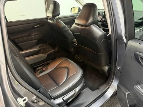 Used 2023 Toyota Highlander XLE AWD/4WD image 39