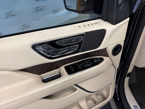 Used 2019 Lincoln Navigator Reserve AWD/4WD image 12