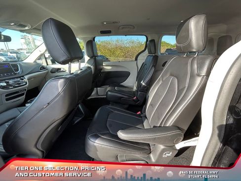 Used 2023 Chrysler Pacifica Touring-L image 13