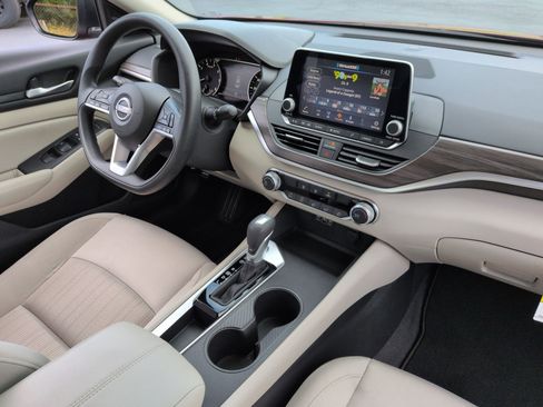 Used 2025 Nissan Altima 2.5 SV FWD image 34
