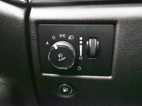 Used 2019 Jeep Grand Cherokee Limited image 30