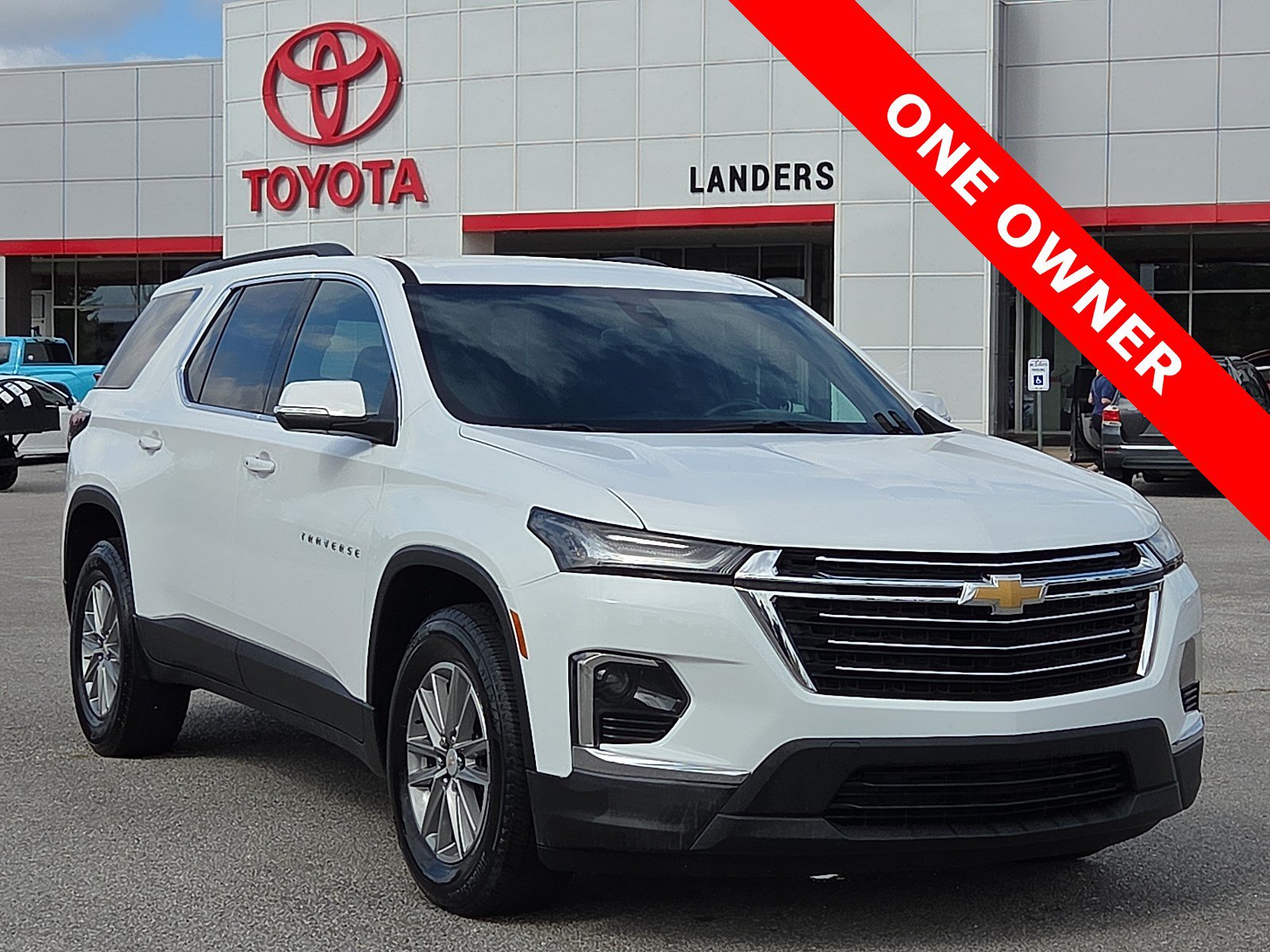 Used 2023 Chevrolet Traverse LT FWD image 1